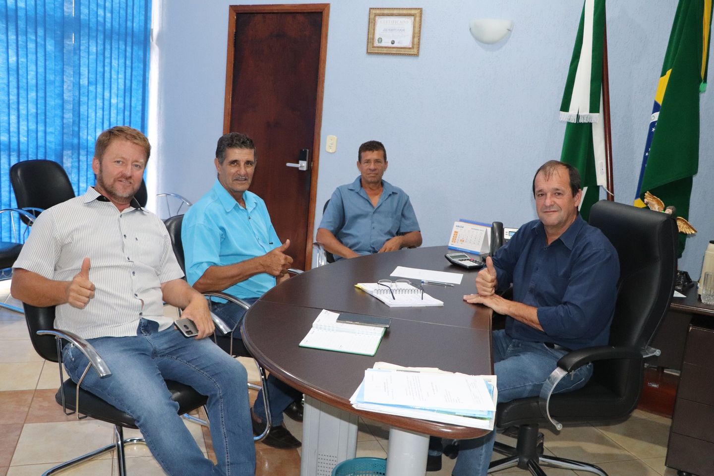 Representantes da comunidade Xaxcim visitam o gabinete do prefeito